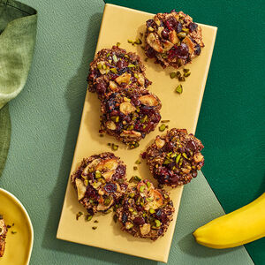 Biscotti all'avena con banana, mirtilli rossi e cioccolato